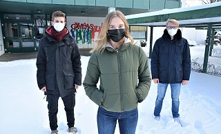 Niklas Weigand, Lea Menke und Tim-Louis Rüther (v. l.) gehören zu den 54 Abiturienten, die sich an dem Projekt beteiligen, um die Abikasse zu füllen. - Karin Prignitz Niklas Weigand, Lea Menke und Tim-Louis Rüther (v. l.) gehören zu den 54 Abiturienten, die sich an dem Projekt beteiligen, um die Abikasse zu füllen. - Karin Prignitz