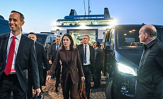 Von Israel nach Italien: Außenministerin Annalena Baerbock (M) kommt auf Capri mit der Fähre zu dem Treffen der G7-Außenminister an. - Britta Pedersen/dpa Von Israel nach Italien: Außenministerin Annalena Baerbock (M) kommt auf Capri mit der Fähre zu dem Treffen der G7-Außenminister an. - Britta Pedersen/dpa