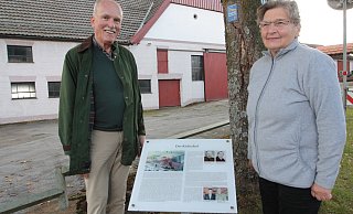 Anni Tofall lebt seit 1979 auf dem Richtshof. Bis vor vier Jahren hat sie dort auch das Bauernhof-Cafe "Richts Deele" betrieben. Zusammen mit Ortsheimatpfleger Udo Waldhoff wurde nun die Infotafel aufgestellt. - Uwe Müller Anni Tofall lebt seit 1979 auf dem Richtshof. Bis vor vier Jahren hat sie dort auch das Bauernhof-Cafe "Richts Deele" betrieben. Zusammen mit Ortsheimatpfleger Udo Waldhoff wurde nun die Infotafel aufgestellt. - Uwe Müller