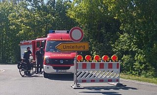 Die Absperrung mit dem Durchfahrt-verboten- und dem Umleitungsschild bei dem Übungsszenario im Süden des Kreises Höxter. - FFW Willebadessen Die Absperrung mit dem Durchfahrt-verboten- und dem Umleitungsschild bei dem Übungsszenario im Süden des Kreises Höxter. - FFW Willebadessen