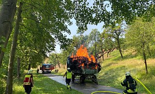 Beim Eintreffen der Feuerwehr stand der Strohwagen bereits im Vollbrand. - FFW Borgentreich Beim Eintreffen der Feuerwehr stand der Strohwagen bereits im Vollbrand. - FFW Borgentreich