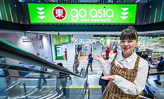 Go-Asia-Marketing-Chefin Mariah-Lee Müller präsentiert Bielefelds ersten Go-Asia-Supermarkt im Untergeschoss des Shoppingcenters Loom. - Sarah Jonek Go-Asia-Marketing-Chefin Mariah-Lee Müller präsentiert Bielefelds ersten Go-Asia-Supermarkt im Untergeschoss des Shoppingcenters Loom. - Sarah Jonek
