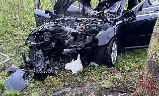 Das Auto wurde nach dem Unfall in Stemwede abgeschleppt. - Polizei Minden-Lübbecke Das Auto wurde nach dem Unfall in Stemwede abgeschleppt. - Polizei Minden-Lübbecke