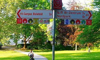 Gelber Pudding auf schwarzem Rund - das Symbol für die Tour "Um'n Pudding". - Kurt Ehmke Gelber Pudding auf schwarzem Rund - das Symbol für die Tour "Um'n Pudding". - Kurt Ehmke