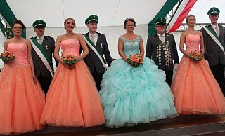 Unter der Regentschaft von Bernd und Ivonne Seelig (Mitte) feierte die St.-Antonius-Schützenbruderschaft Papenhöfen ihr Schützenfest. - Christina Leßmann Unter der Regentschaft von Bernd und Ivonne Seelig (Mitte) feierte die St.-Antonius-Schützenbruderschaft Papenhöfen ihr Schützenfest. - Christina Leßmann