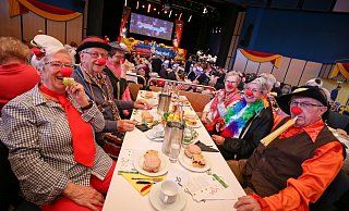 Der "Club der roten Nasen" amüsierte sich beim Seniorenkarneval. - Niklas Tüns Der "Club der roten Nasen" amüsierte sich beim Seniorenkarneval. - Niklas Tüns
