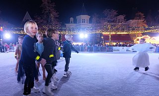 Die Eislauffläche ist ein Markenzeichen des Bad Oeynhausener Weihnachtsmarktes. - Thorsten Gödecker Die Eislauffläche ist ein Markenzeichen des Bad Oeynhausener Weihnachtsmarktes. - Thorsten Gödecker