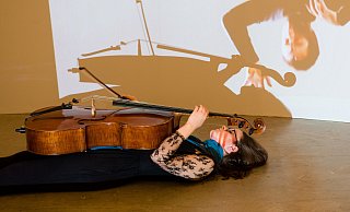 Fast eine Performance: Die Cellistin des Nachwuchsorchesters wird zum Teil des Videos. - Ralf Bittner Fast eine Performance: Die Cellistin des Nachwuchsorchesters wird zum Teil des Videos. - Ralf Bittner