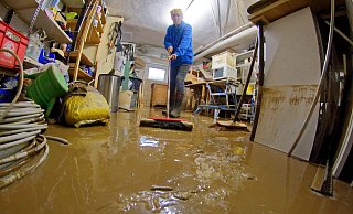Mit dem Schrubber rückte Sylvia Vogt dem schlammigen Wasser in ihrem Keller zu Leibe. - Andreas Sundermeier Mit dem Schrubber rückte Sylvia Vogt dem schlammigen Wasser in ihrem Keller zu Leibe. - Andreas Sundermeier