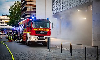Brand im Untergeschoss des Loom-Einkaufszentrums - dichter Rauch quoll am Mittwochabend aus dem Untergrund. Heute geht die Kripo von Brandstiftung aus. - Mike-Dennis Müller / www.mdm.photo Brand im Untergeschoss des Loom-Einkaufszentrums - dichter Rauch quoll am Mittwochabend aus dem Untergrund. Heute geht die Kripo von Brandstiftung aus. - Mike-Dennis Müller / www.mdm.photo