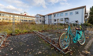 Auf dieser Fläche entsteht der Erweiterungsbau für die Realschule Schloß Neuhaus. Rechts steht das Bestandsgebäude der Schule, links ist die Sertürnerschule zu sehen. - Niklas Tüns Auf dieser Fläche entsteht der Erweiterungsbau für die Realschule Schloß Neuhaus. Rechts steht das Bestandsgebäude der Schule, links ist die Sertürnerschule zu sehen. - Niklas Tüns