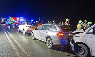 Durch die Wucht des Aufpralls sind die Autos auf der Bundesstraße bei Paderborn ineinander geschoben worden. - Ralph Meyer Durch die Wucht des Aufpralls sind die Autos auf der Bundesstraße bei Paderborn ineinander geschoben worden. - Ralph Meyer