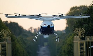 Eigentlich wollte Volocopter schon im Sommer zu den Olympischen Spielen Passagiere befördern. Nun hat das Unternehmen ganz andere Sorgen. (Archivbild) - Mosa\\\'ab Elshamy/AP/dpa Eigentlich wollte Volocopter schon im Sommer zu den Olympischen Spielen Passagiere befördern. Nun hat das Unternehmen ganz andere Sorgen. (Archivbild) - Mosa\\\'ab Elshamy/AP/dpa