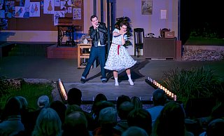 Schneiderin Monika (Judith Brink) und Kai Weberknecht (Alexander Becker) tanzen zu Rockmusik auf dem Laufsteg. - Julia Spiekerkötter Schneiderin Monika (Judith Brink) und Kai Weberknecht (Alexander Becker) tanzen zu Rockmusik auf dem Laufsteg. - Julia Spiekerkötter