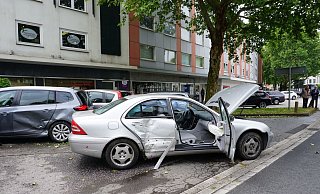 Der Mercedes ist gegen parkende Autos an der Berliner Straße geprallt. - Christina Römer Der Mercedes ist gegen parkende Autos an der Berliner Straße geprallt. - Christina Römer