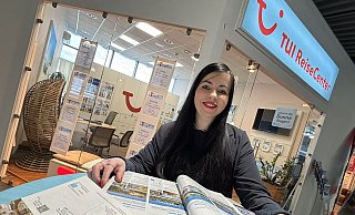 Wenig Zeit zum Durchatmen hat Joceli Ribas Ferreira derzeit in ihrem Reisebüro am Flughafen Paderborn/Lippstadt. Aktuell werden die meisten Sommerurlaube gebucht. - Jens Reddeker Wenig Zeit zum Durchatmen hat Joceli Ribas Ferreira derzeit in ihrem Reisebüro am Flughafen Paderborn/Lippstadt. Aktuell werden die meisten Sommerurlaube gebucht. - Jens Reddeker
