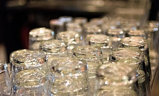 Eine Reihe von Gläsern, ähnlich dem, das beim Schützenfest-Vorfall im Fokus steht. - (Symbolbild): Pixabay Eine Reihe von Gläsern, ähnlich dem, das beim Schützenfest-Vorfall im Fokus steht. - (Symbolbild): Pixabay