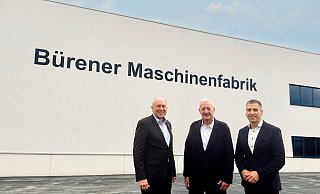 Landrat Christoph Rüther (l.) und Bürgermeister Burkhard Schwuchow (r.) gratulieren dem Inhaber und Geschäftsführer der Bürener Maschinenfabrik GmbH, Heinrich Steinbrecher. - Matthias Hack Landrat Christoph Rüther (l.) und Bürgermeister Burkhard Schwuchow (r.) gratulieren dem Inhaber und Geschäftsführer der Bürener Maschinenfabrik GmbH, Heinrich Steinbrecher. - Matthias Hack