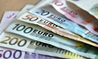 Eine Frau aus Bielefeld hat das Geld ihres Schwagers veruntreut. Dafür wurde sie nun verurteilt. - Symbolbild: Pixabay/ martaposemuckel Eine Frau aus Bielefeld hat das Geld ihres Schwagers veruntreut. Dafür wurde sie nun verurteilt. - Symbolbild: Pixabay/ martaposemuckel