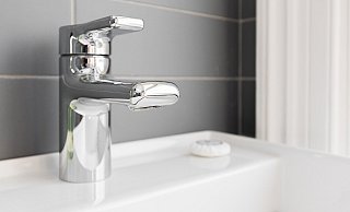 Die Seniorin in Paderborn sollte das fließende Wasser im Badezimmer beobachten während die vermeintlichen Handwerker "Arbeiten" durchführten. - Pixabay/mowbraycourthotel Die Seniorin in Paderborn sollte das fließende Wasser im Badezimmer beobachten während die vermeintlichen Handwerker "Arbeiten" durchführten. - Pixabay/mowbraycourthotel