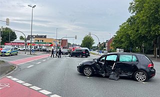 Bei beteiligten Fahrzeuge mussten abgeschleppt werden. Die Polizei schätzt den Schaden auf etwa 25.000 Euro. - Thorsten Heß Bei beteiligten Fahrzeuge mussten abgeschleppt werden. Die Polizei schätzt den Schaden auf etwa 25.000 Euro. - Thorsten Heß