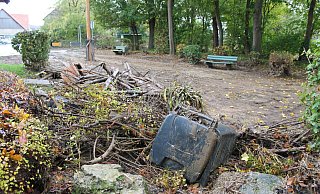 Es bleibt viel zu tun: Diese kleine öffentliche Grünanlage in Erkeln muss noch vom angeschwemmten Unrat gereinigt werden. - Manuela Puls Es bleibt viel zu tun: Diese kleine öffentliche Grünanlage in Erkeln muss noch vom angeschwemmten Unrat gereinigt werden. - Manuela Puls