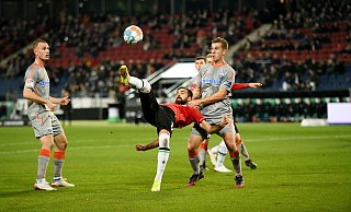 Hannovers Lukas Hinterseer (M.) und Paderborns Uwe Hünemeier (r.) kämpfen um den Ball. - picture alliance/dpa Hannovers Lukas Hinterseer (M.) und Paderborns Uwe Hünemeier (r.) kämpfen um den Ball. - picture alliance/dpa