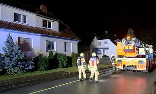 Die Feuerwehr im Einsatz wegen einer verrauchten Wohnung einer Doppelhaushälfte in der Stadtheide. - Ralph Meyer Die Feuerwehr im Einsatz wegen einer verrauchten Wohnung einer Doppelhaushälfte in der Stadtheide. - Ralph Meyer