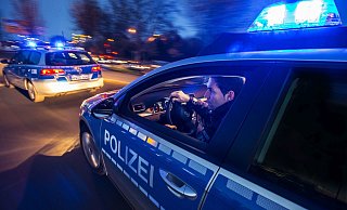 Der Streifenwagen eilte mit Blaulicht und Sirene hinter dem BMW hinterher. - Symbolfoto: Jochen Tack Der Streifenwagen eilte mit Blaulicht und Sirene hinter dem BMW hinterher. - Symbolfoto: Jochen Tack
