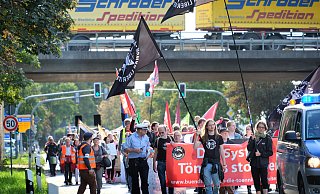 Quer durch die Stadt: Fast vier Kilometer Fußmarsch absolvierten die Demonstranten gestern vom Bahnhof in Rheda bis zum Tönnies-Werk an der Autobahnauffahrt. Mit dabei eigens angefertigte Flyer in osteuropäischer Sprache für die Mitarbeiter bei Tönnies. Fotos: Frücht Quer durch die Stadt: Fast vier Kilometer Fußmarsch absolvierten die Demonstranten gestern vom Bahnhof in Rheda bis zum Tönnies-Werk an der Autobahnauffahrt. Mit dabei eigens angefertigte Flyer in osteuropäischer Sprache für die Mitarbeiter bei Tönnies. Fotos: Frücht