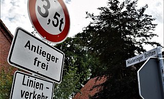 Im niedersächsischen Müsleringen wird auf die aktuelle Verkehrssituation im drei Kilometer entfernten Schlüsselburg hingewiesen. - Fotos: Ulrich Westermann Im niedersächsischen Müsleringen wird auf die aktuelle Verkehrssituation im drei Kilometer entfernten Schlüsselburg hingewiesen. - Fotos: Ulrich Westermann