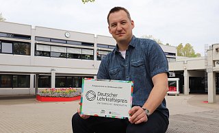 Georg Kussel hat den Deutschen Lehrkräftepreis in der Kategorie „Ausgezeichnete Lehrkräfte“ erhalten - als einer von zehn Nominierten bundesweit. - Marion Pokorra-Brockschmidt Georg Kussel hat den Deutschen Lehrkräftepreis in der Kategorie „Ausgezeichnete Lehrkräfte“ erhalten - als einer von zehn Nominierten bundesweit. - Marion Pokorra-Brockschmidt