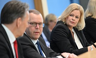 Bundesinnenministerin Nancy Faeser (SPD) und die Länder-Ressortchefs schalten sich heute in einer Videokonferenz zusammen, um nach Angriff in Dresden über besseren Schutz zu beraten. - Britta Pedersen/dpa Bundesinnenministerin Nancy Faeser (SPD) und die Länder-Ressortchefs schalten sich heute in einer Videokonferenz zusammen, um nach Angriff in Dresden über besseren Schutz zu beraten. - Britta Pedersen/dpa