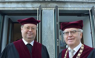 Alter und neuer Rektor: Rüdiger Althaus (l.) ist nun der amtierende Nachfolger von Josef Meyer zu Schlochtern. - Hans-Hermann Igges Alter und neuer Rektor: Rüdiger Althaus (l.) ist nun der amtierende Nachfolger von Josef Meyer zu Schlochtern. - Hans-Hermann Igges