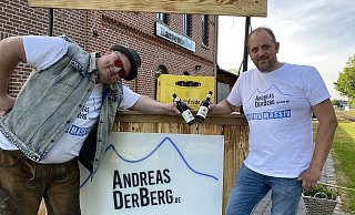 Andreas Hanhart und Norbert Fechtelkord haben im Corona-Lockdown einen „Kauft-Lokal“-Videoclip für eine ostwestfälische Brauerei in Langenberg erstellt. - Gabriele Grund Andreas Hanhart und Norbert Fechtelkord haben im Corona-Lockdown einen „Kauft-Lokal“-Videoclip für eine ostwestfälische Brauerei in Langenberg erstellt. - Gabriele Grund
