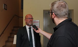 Der bisherige und künftige Pr. Oldendorfer Bürgermeister Marko Steiner verbrachte den Wahlabend zunächst im Rathaus und äußerte sich erst nach Auszählung aller Wahlbezirke. Er freue sich über den Vertrauensbeweis der Bürger, sagte Steiner. - Joern Spreen-Ledebur Der bisherige und künftige Pr. Oldendorfer Bürgermeister Marko Steiner verbrachte den Wahlabend zunächst im Rathaus und äußerte sich erst nach Auszählung aller Wahlbezirke. Er freue sich über den Vertrauensbeweis der Bürger, sagte Steiner. - Joern Spreen-Ledebur