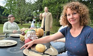 Imke Heidotting deutet auf die Stelle, an der die Kaffeekanne montiert gewesen ist. Auch der Spaziertstock des Pollhans-Bürgermeisters ist verschwunden. - Karin Prignitz Imke Heidotting deutet auf die Stelle, an der die Kaffeekanne montiert gewesen ist. Auch der Spaziertstock des Pollhans-Bürgermeisters ist verschwunden. - Karin Prignitz