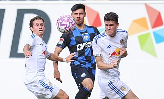Raphael Obermair (M.), hier im Testspiel gegen Leeds United, wird auch künftig das Trikot des SC Paderborn tragen. - Oliver Krato Raphael Obermair (M.), hier im Testspiel gegen Leeds United, wird auch künftig das Trikot des SC Paderborn tragen. - Oliver Krato
