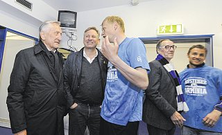 Gerhard Weber nach Arminias Aufstieg in die 2. Bundesliga 2015 im Gespräch mit DSC-Akteur Manuel Hornig. - Christian Weische Gerhard Weber nach Arminias Aufstieg in die 2. Bundesliga 2015 im Gespräch mit DSC-Akteur Manuel Hornig. - Christian Weische
