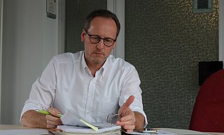 Bürgermeister Bernd Poggemöller hat die Ärmel hochgekrempelt. Ein großer Teil seiner Arbeit ist von der Coronakrise geprägt. - Ulf Hanke Bürgermeister Bernd Poggemöller hat die Ärmel hochgekrempelt. Ein großer Teil seiner Arbeit ist von der Coronakrise geprägt. - Ulf Hanke