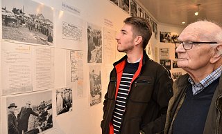 Erinnerung: Aurel Eichberg (21) und sein Großvater Werner Dresselhaus haben unter den vielen Bildern eines gefunden, auf dem die Gaststätte Dresselhaus-Brockmann während des Pollhansmarktes im Kriegsjahr 1940 zu sehen ist. - Karin Prignitz Erinnerung: Aurel Eichberg (21) und sein Großvater Werner Dresselhaus haben unter den vielen Bildern eines gefunden, auf dem die Gaststätte Dresselhaus-Brockmann während des Pollhansmarktes im Kriegsjahr 1940 zu sehen ist. - Karin Prignitz