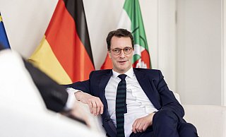 Hendrik Wüst, Ministerpräsident von Nordrhein-Westfalen, beim Gespräch in der Staatskanzlei. - Land NRW / Marcel Kusch Hendrik Wüst, Ministerpräsident von Nordrhein-Westfalen, beim Gespräch in der Staatskanzlei. - Land NRW / Marcel Kusch