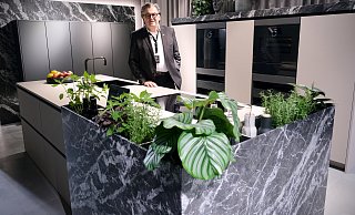 Marketingchef Rolf Overlack spricht von einem guten ersten Halbjahr für Siematic. Bei der Hausmesse setzt der Küchenhersteller insbesondere auf besondere Materialien und neue Farben. - Felix Eisele Marketingchef Rolf Overlack spricht von einem guten ersten Halbjahr für Siematic. Bei der Hausmesse setzt der Küchenhersteller insbesondere auf besondere Materialien und neue Farben. - Felix Eisele