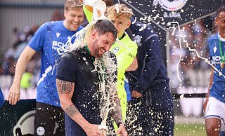Volltreffer: Arminia-Keeper Jonas Kersken verpasst seinem Trainer Mitch Kniat eine Bierdusche. - Oliver Krato Volltreffer: Arminia-Keeper Jonas Kersken verpasst seinem Trainer Mitch Kniat eine Bierdusche. - Oliver Krato