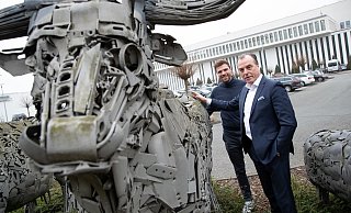 Der Miteigentümer der Unternehmensgruppe Tönnies Holding, Clemens Tönnies (r), und sein Sohn und Tönnies-Mitgesellschafter Maximilian Tönnies (l) wenden sich in einem Schreiben an die Mitarbeiter. - picture alliance/dpa Der Miteigentümer der Unternehmensgruppe Tönnies Holding, Clemens Tönnies (r), und sein Sohn und Tönnies-Mitgesellschafter Maximilian Tönnies (l) wenden sich in einem Schreiben an die Mitarbeiter. - picture alliance/dpa