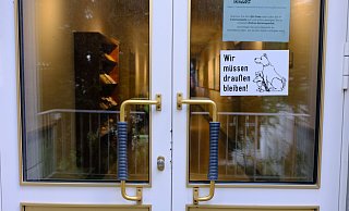 Der oder die Täter versuchten vergebens diese Seitentür des Rathauses aufzuhebeln. - Ulf Hanke Der oder die Täter versuchten vergebens diese Seitentür des Rathauses aufzuhebeln. - Ulf Hanke