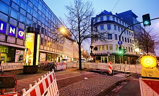 Die 16-Jährige wehrte sich gegen die beiden Räuber, die ihr Handy und ihre Handtasche rauben wollten. - Barbara Franke Die 16-Jährige wehrte sich gegen die beiden Räuber, die ihr Handy und ihre Handtasche rauben wollten. - Barbara Franke