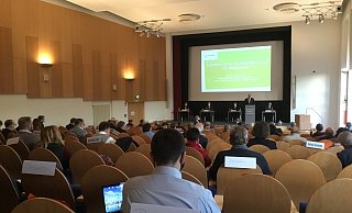 Mit großem Abstand zueinander sitzen die Mitglieder des Stadtrats und einige Besucher im Auditorium des Kongresszentrums auf dem Bildungscampus. - Corina Lass Mit großem Abstand zueinander sitzen die Mitglieder des Stadtrats und einige Besucher im Auditorium des Kongresszentrums auf dem Bildungscampus. - Corina Lass