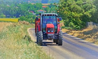 Die Polizei mahnt zu besonderer Vorsicht, weil derzeit viele große Erntemaschinen und Treckergespanne auf den Straßen unterwegs sind. - Symbolfoto: Pixabay Die Polizei mahnt zu besonderer Vorsicht, weil derzeit viele große Erntemaschinen und Treckergespanne auf den Straßen unterwegs sind. - Symbolfoto: Pixabay
