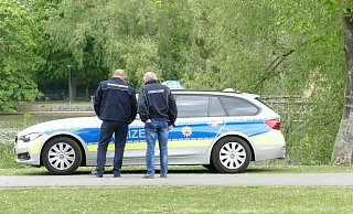 Mitarbeiter eines Ordnungsamtes im Gespräch mit der Polizei. Beide setzen während der Pandemie auf Präsenz in der Öffentlichkeit. - Thorsten Mailänder Mitarbeiter eines Ordnungsamtes im Gespräch mit der Polizei. Beide setzen während der Pandemie auf Präsenz in der Öffentlichkeit. - Thorsten Mailänder